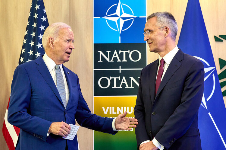 Президент США Джо Байден та Генсек НАТО Єнс Столтенберг Неизвестность озадачивает: почему США так настораживает возникновение «осколков большой России»?