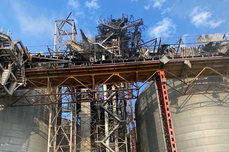 Через нічну атаку на Одещину в порті Чорноморськ знищені 60 000 тонн зерна Через нічну атаку на Одещину в порті Чорноморськ знищені 60 000 тонн зерна