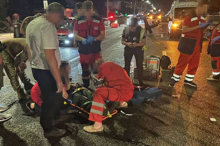 UPDATED: In Kyiv, a driver hit two servicemen at a checkpoint UPDATED: In Kyiv, a driver hit two servicemen at a checkpoint