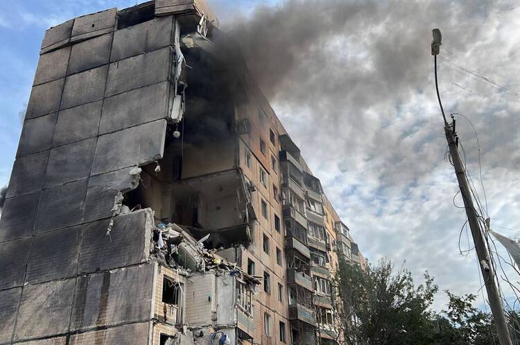 ОНОВЛЕНО: Окупанти вдарили по багатоповерхівці у Кривому Розі, є жертви ОНОВЛЕНО: Окупанти вдарили по багатоповерхівці у Кривому Розі, є жертви