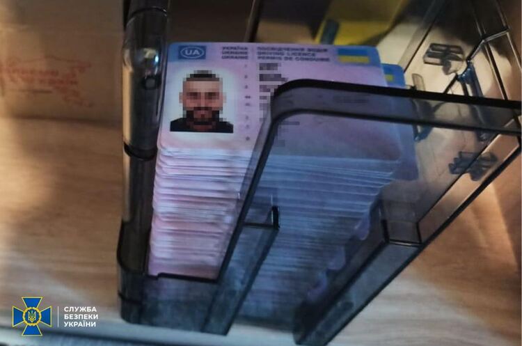 СБУ ліквідувала підпільний «паспортний стіл» СБУ ліквідувала підпільний «паспортний стіл»