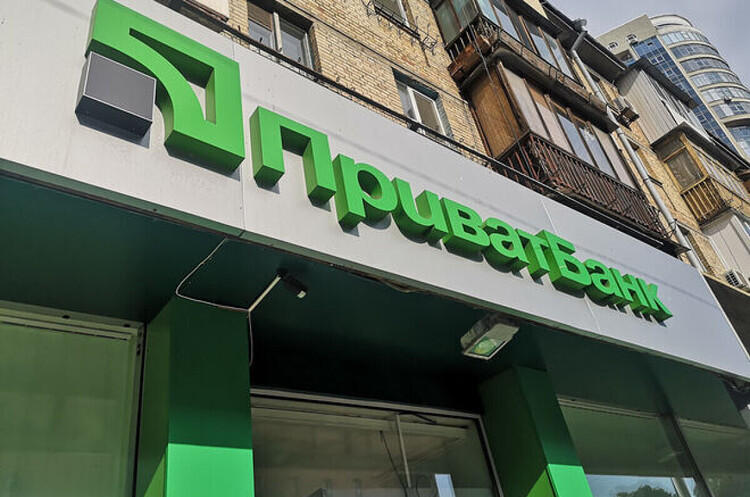 ПриватБанк подовжив дію прострочених карток на два роки ПриватБанк подовжив дію прострочених карток на два роки