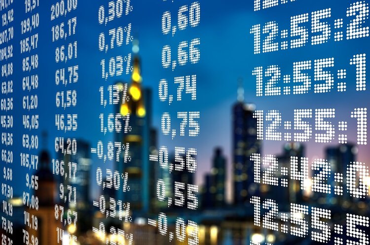 Світові фондові біржі відреагували падінням акцій після того, як Fitch Ratings знизило кредитний рейтинг США Світові фондові біржі відреагували падінням акцій після того, як Fitch Ratings знизило кредитний рейтинг США