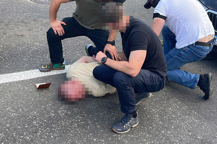 ДБР затримало в Києві воєнкома, який переправляв чоловіків за кордон ДБР затримало в Києві воєнкома, який переправляв чоловіків за кордон
