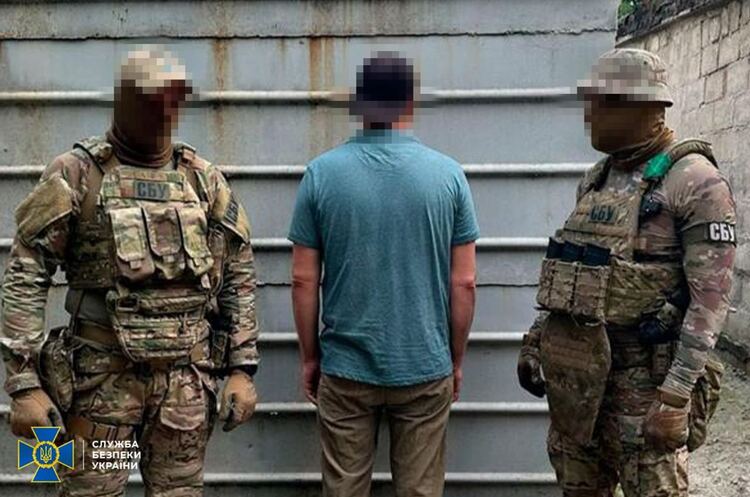 СБУ затримала залізничника, який «зливав» окупантам маршрути ешелонів із технікою ЗСУ СБУ затримала залізничника, який «зливав» окупантам маршрути ешелонів із технікою ЗСУ