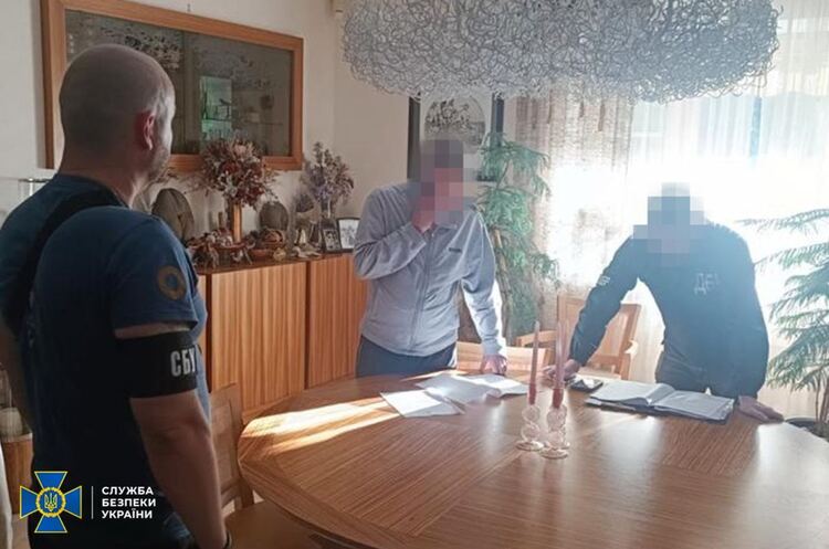 Правоохоронці проводять обшуки в колишнього депутата-регіонала Правоохоронці проводять обшуки в колишнього депутата-регіонала
