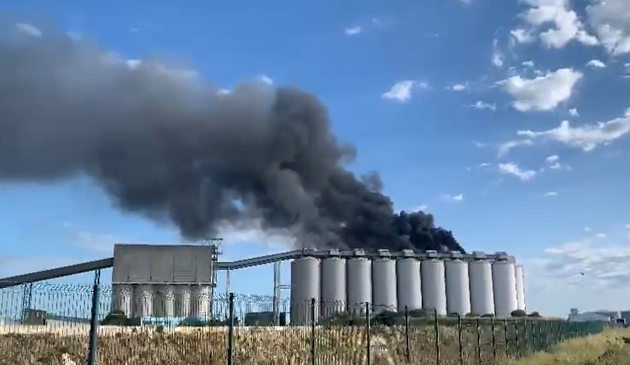 У французькому порту Ла-Рошель зайнялася пожежа на силосах із зерном У французькому порту Ла-Рошель зайнялася пожежа на силосах із зерном