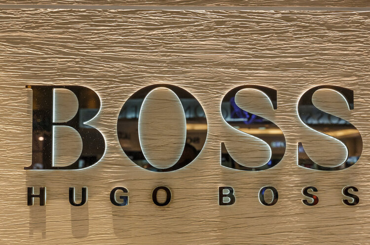 Hugo Boss не планує йти з ринку рф, але продасть свої магазини на території країни-окупанта Hugo Boss не планує йти з ринку рф, але продасть свої магазини на території країни-окупанта