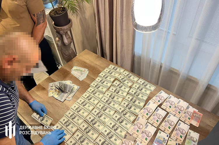ДБР викрило директора психлікарні на Миколаївщині на організації схеми ухилення від мобілізації ДБР викрило директора психлікарні на Миколаївщині на організації схеми ухилення від мобілізації