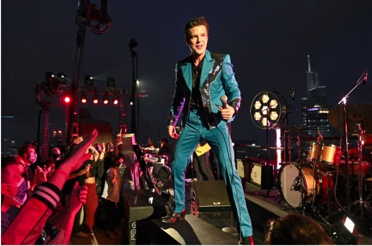 фото BRYAN BEDDER/NBC/NBCU PHOTO BANK VIA GETTY IMAGES Гурт The Killers вибачився після того, як на концерті в Грузії зіграв пісню з росіянином із зали