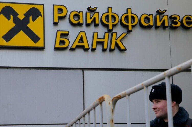 Райффайзен запровадив 50% комісії на доларові нарахування для росіян Райффайзен запровадив 50% комісії на доларові нарахування для росіян