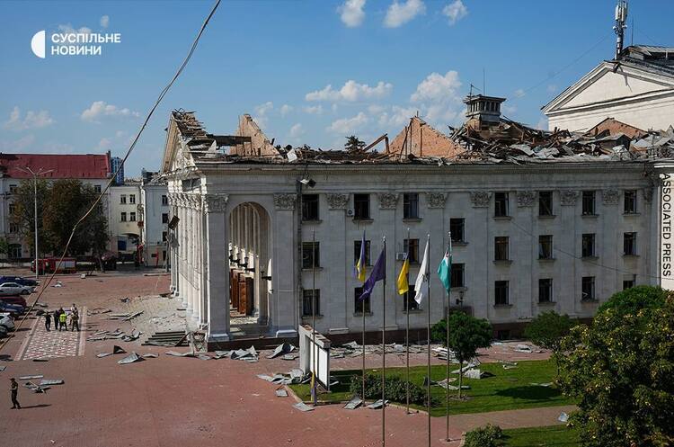 фото Суспільне\Associated Press Клименко: Рятувально-пошукову операцію в Чернігові завершено, кількість постраждалих зросла до 136 осіб