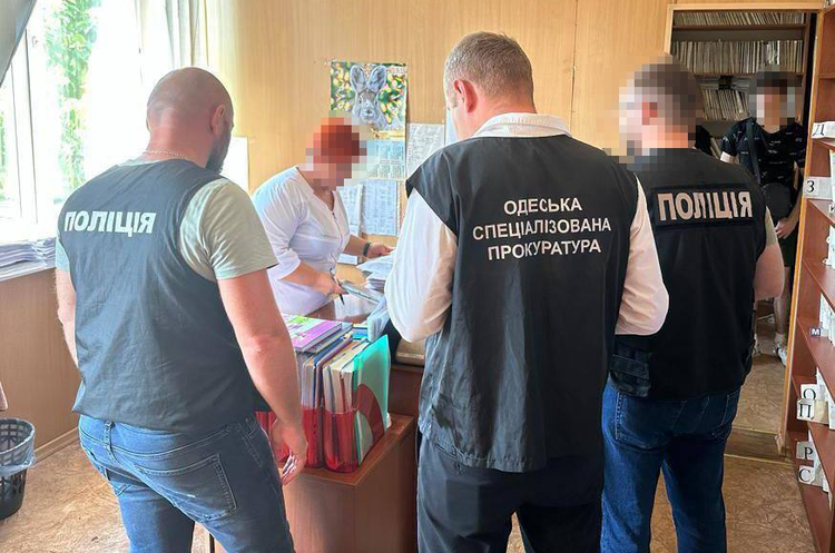Правоохоронці одночасно проводять 200 обшуків у військкоматах Правоохоронці одночасно проводять 200 обшуків у військкоматах