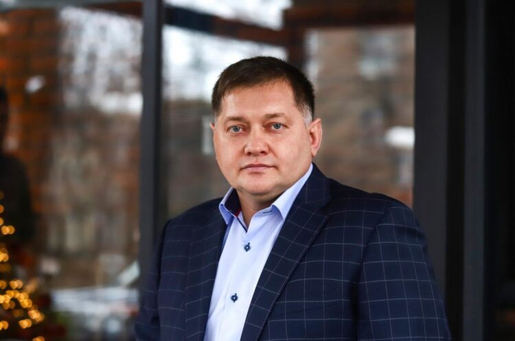 Нардеп від «Слуги народу» Геннадій Касай Племінник нардепа Касая був одним із бенефіціарів фірми, що закупила одяг для ЗСУ за втричі завищеною ціною – розслідування
