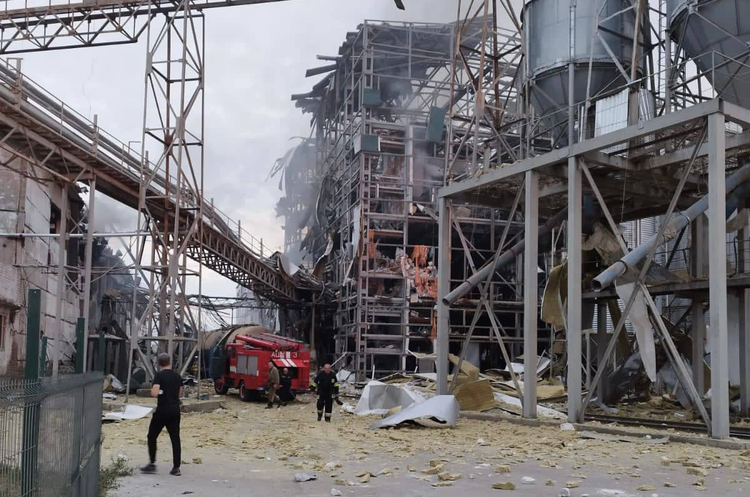 Рашисти вдарили по олійниці на Полтавщині, є жертви Рашисти вдарили по олійниці на Полтавщині, є жертви