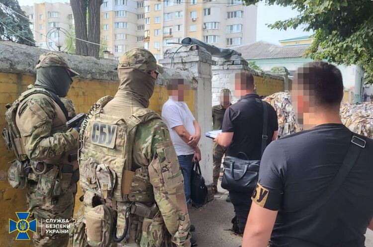 СБУ викрила 10 посадовців ТЦК у Вінниці на видачі призовникам довідок для виїзду за кордон СБУ викрила 10 посадовців ТЦК у Вінниці на видачі призовникам довідок для виїзду за кордон