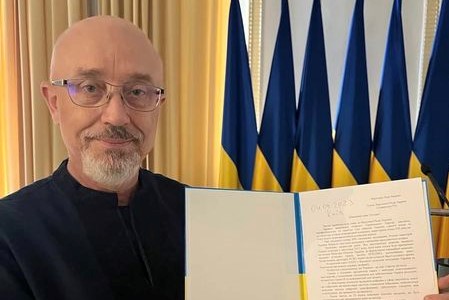 Міністр оборони Резніков та очільник ФДМУ Умєров написали заяви про відставку Міністр оборони Резніков та очільник ФДМУ Умєров написали заяви про відставку