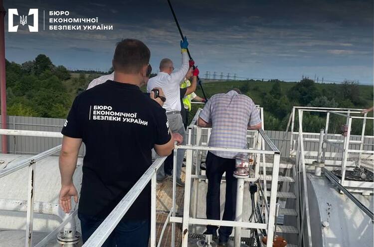 БЕБ викрило ділків на Київщині, які виготовили понад 760 000 літрів контрафактного пального БЕБ викрило ділків на Київщині, які виготовили понад 760 000 літрів контрафактного пального