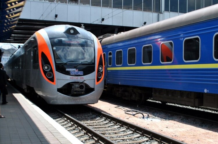 «Укрзалізниця» продовжила ремонт колій в Карпатах до листопада: графік курсування зміниться для 12 потягів