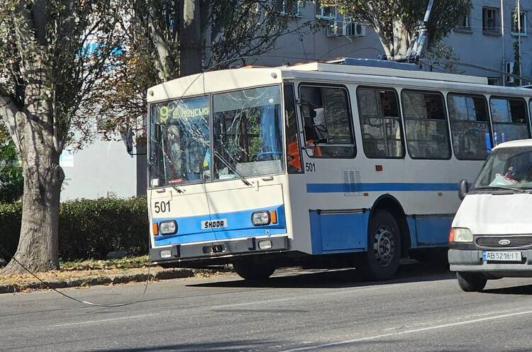 ОНОВЛЕНО: Рашисти обстріляли тролейбус в Херсоні