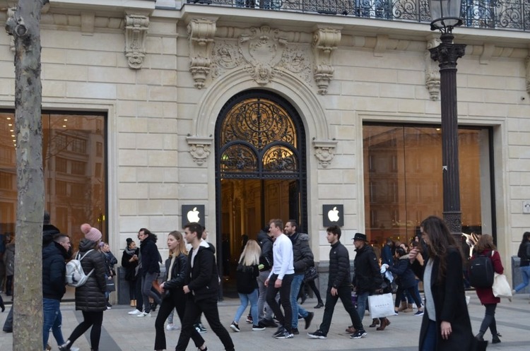 Працівники Apple Store у Франції оголосили страйк у день початку продажу iPhone 15