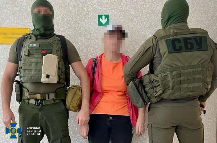 СБУ затримала російську агентку, яка коригувала удари по позиціях ЗСУ під Бахмутом СБУ затримала російську агентку, яка коригувала удари по позиціях ЗСУ під Бахмутом