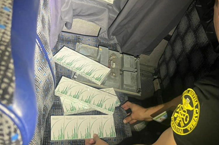 Митники викрили контрабандиста з майже 17 000 пачок цигарок на Одещині