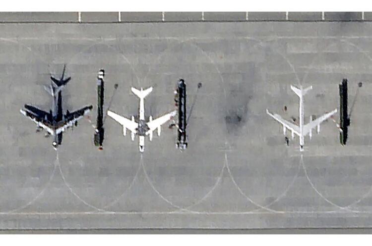 На аеродромі в Енгельсі росіяни малюють на землі бомбардувальники, щоб обдурити українські дрони