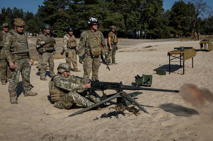 Командувач ОС ЗСУ Сергій Наєв стріляє з американського кулемета Browning M2 під час військових навчань США готують новий пакет військової допомоги Україні на $200 млн – Reuters
