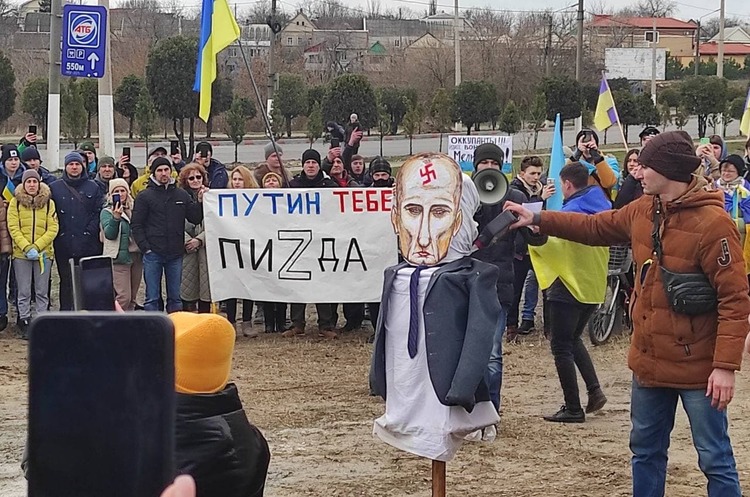 Мелітополь, березень 2022 Колаборанти на окупованих українських землях погрожують жителям “жорсткими заходами” в разі відмови від російського паспорта