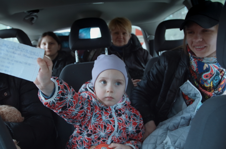Кадр зі стрічки «Звідки куди». Документальний фільм «Звідки куди» про евакуацію українців здобув нагороди на чотирьох європейських кінофестивалях