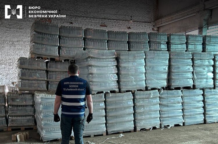 БЕБ викрило контрафактне виробництво алкоголю у Тернополі, який продавали у 300 магазинах Львова БЕБ викрило контрафактне виробництво алкоголю у Тернополі, який продавали у 300 магазинах Львова