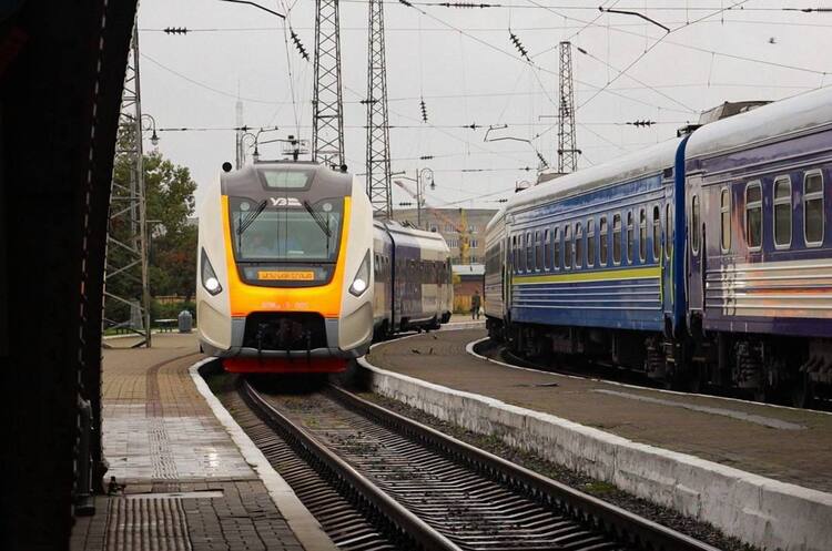 «Укрзалізниця» запустила потяг до Варшави через станцію Рава-Руська «Укрзалізниця» запустила потяг до Варшави через станцію Рава-Руська