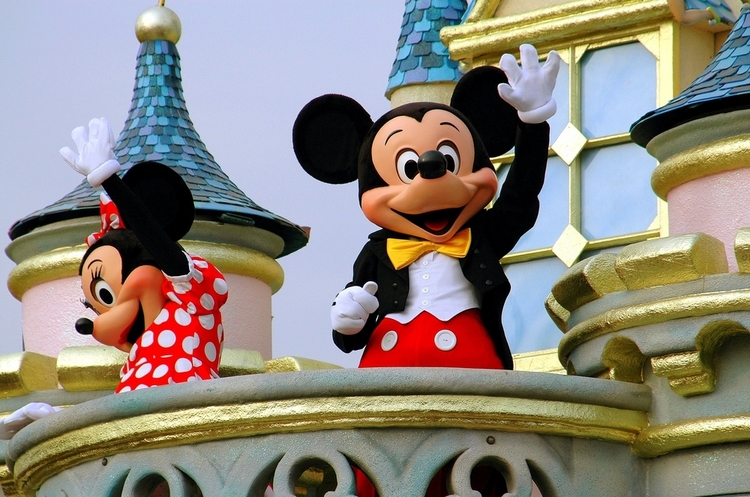  Disney  100-.   ,  Marvel  Pixar  -