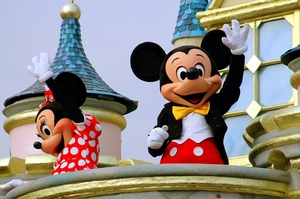  Disney  100-.   ,  Marvel  Pixar  -