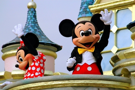  Disney  100-.   ,  Marvel  Pixar  -