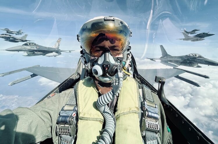 Українські пілоти на етапі пересаде в бойовий літак F-16 – Ігнат Українські пілоти на етапі пересаде в бойовий літак F-16 – Ігнат