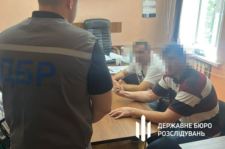 ДБР завершило розслідування щодо 2 правоохоронців, які продавали гумдопомогу ДБР завершило розслідування щодо 2 правоохоронців, які продавали гумдопомогу