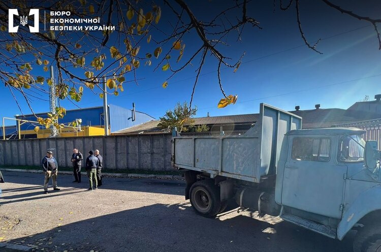 БЕБ проводить обшуки на заводі з виробництва алкоголю на Черкащині, який підозрюють у несплаті 120 млн грн податку БЕБ проводить обшуки на заводі з виробництва алкоголю на Черкащині, який підозрюють у несплаті 120 млн грн податку