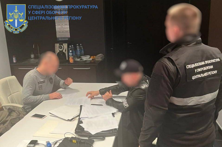 ДБР оголосило підозру офіцеру, який подарував гранати Геннадію Частякову ДБР оголосило підозру офіцеру, який подарував гранати Геннадію Частякову