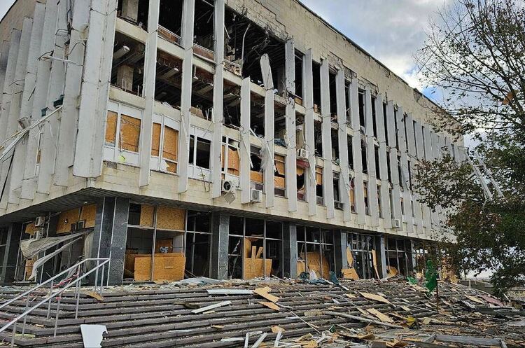 Росіяни влучили по обласній бібліотеці ім. Гончара у Херсоні: є суттєві руйнування Росіяни влучили по обласній бібліотеці ім. Гончара у Херсоні: є суттєві руйнування