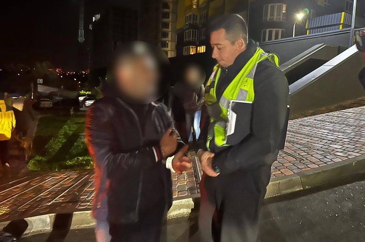 У Києві затримали адвоката, який вимагав $5000 за винесення більш м’якого вироку обвинуваченому У Києві затримали адвоката, який вимагав $5000 за винесення більш м’якого вироку обвинуваченому