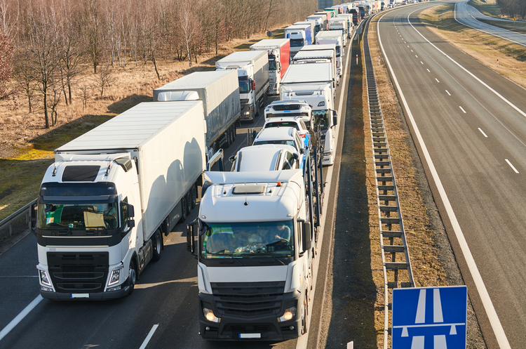 На польсько-українському кордоні в черзі застрягли 2800 вантажівок На польсько-українському кордоні в черзі застрягли 2800 вантажівок