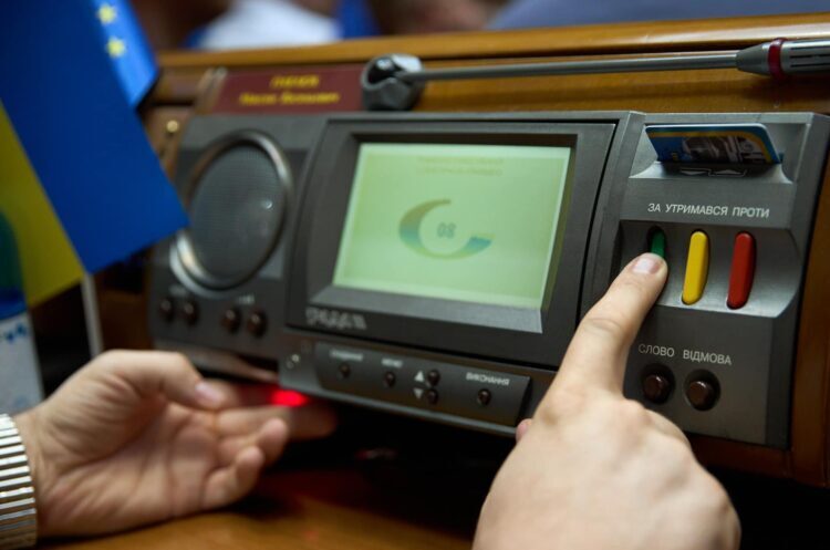 Рада попередньо схвалила закон щодо можливості НАЗК перевіряти майно набуте до публічної служби Рада попередньо схвалила закон щодо можливості НАЗК перевіряти майно набуте до публічної служби