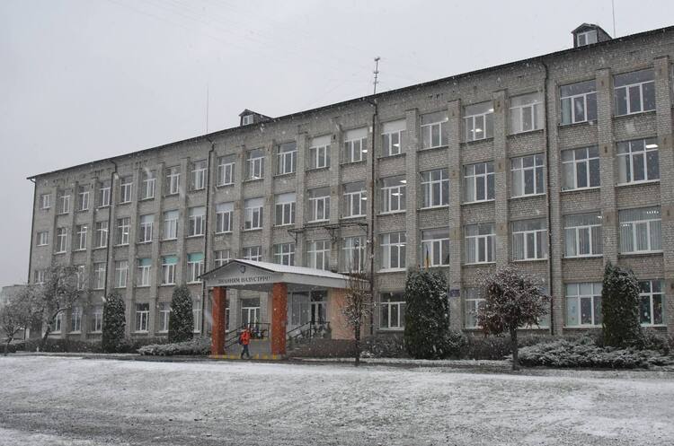 У Житомирі відновили два знищених росіянами ліцеї У Житомирі відновили два знищених росіянами ліцеї