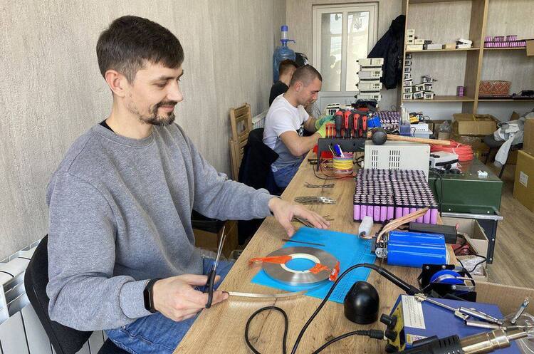 Робочий процес (на передньому плані - Олександр Поліщук) Від пауербанків до дрон-детекторів: як Kseonics Technology облаштувала виробництво та звідки бере комплектуючі