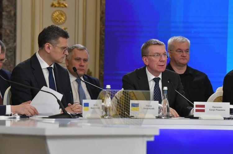 Твіттер Edgars Rinkēvičs Президент Латвії та прем’єрка Литви, які провели в київському бомбосховищі 6 годин, закликали надати Україні більше ППО