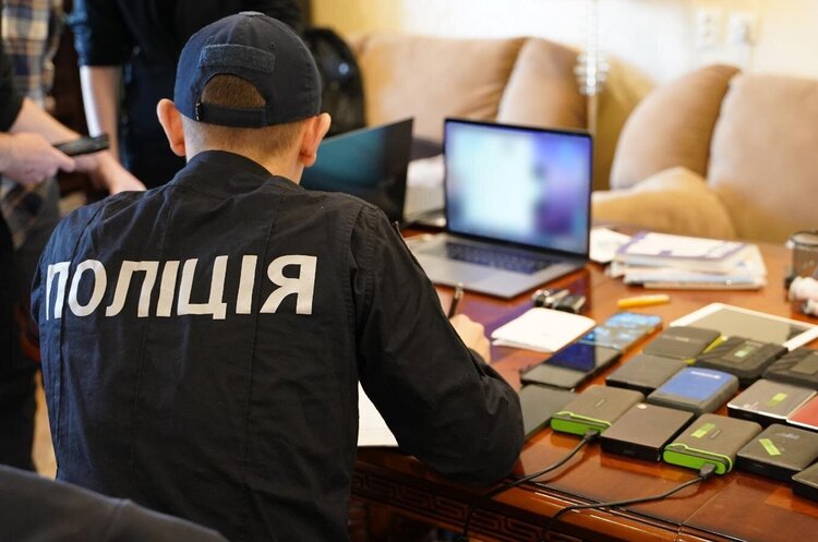 Кіберполіція викрила хакерів, які завдали понад 3 млрд грн збитків провідним світовим компаніям Кіберполіція викрила хакерів, які завдали понад 3 млрд грн збитків провідним світовим компаніям