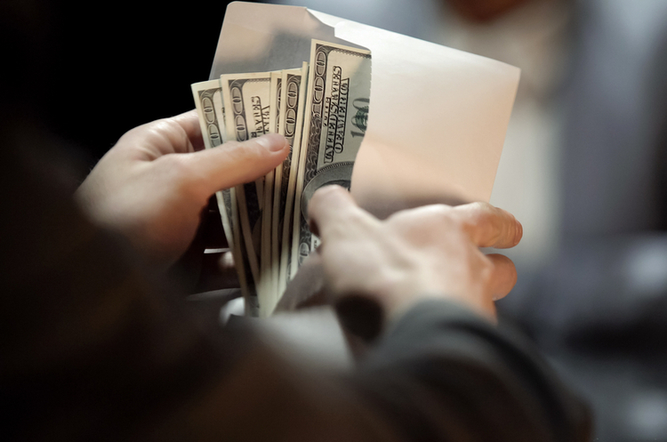 Адвокатку з Житомирщини викрили на вимаганні $30 000 хабаря Адвокатку з Житомирщини викрили на вимаганні $30 000 хабаря