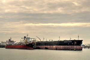 США погрожують в’язницею судноплавним перевізникам, які транспортують російську нафту вище “стелі цін”
